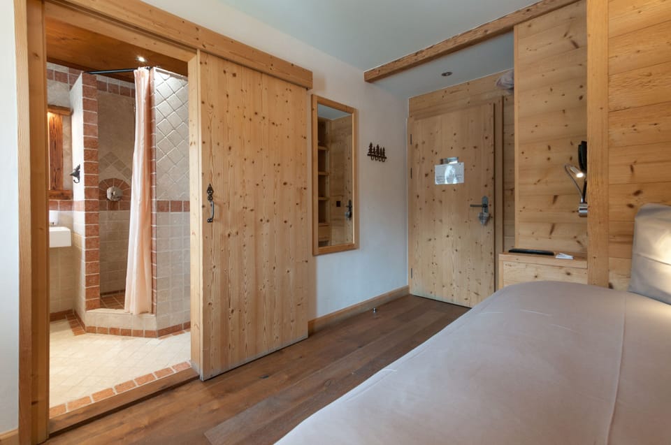 Single Room | Premium bedding, down comforters, in-room safe, desk