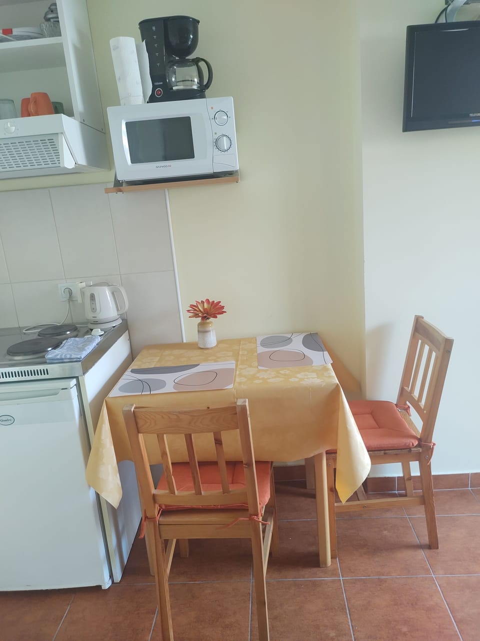 Studio | Private kitchen | Fridge, microwave, coffee/tea maker, cookware/dishes/utensils