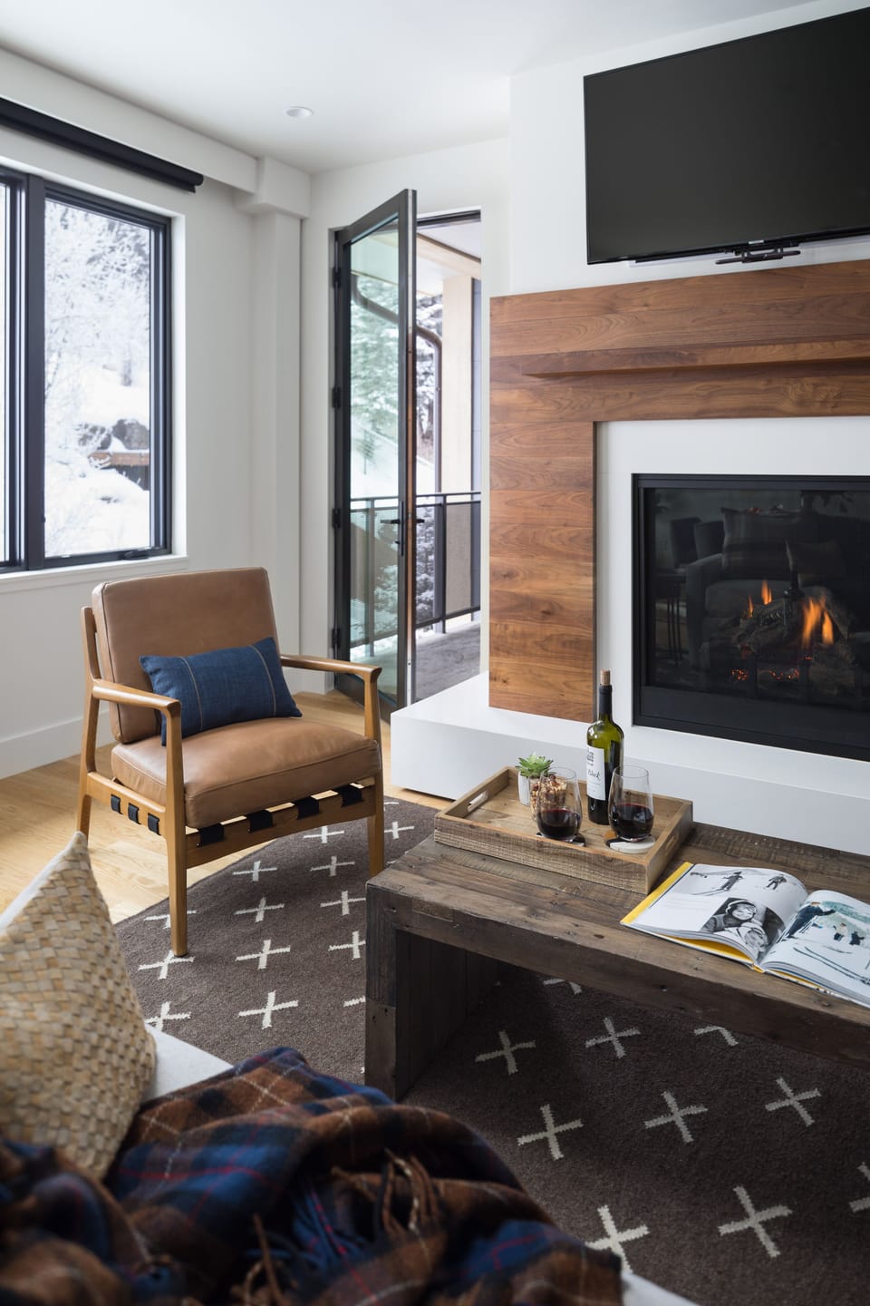Living area with gas Fireplace