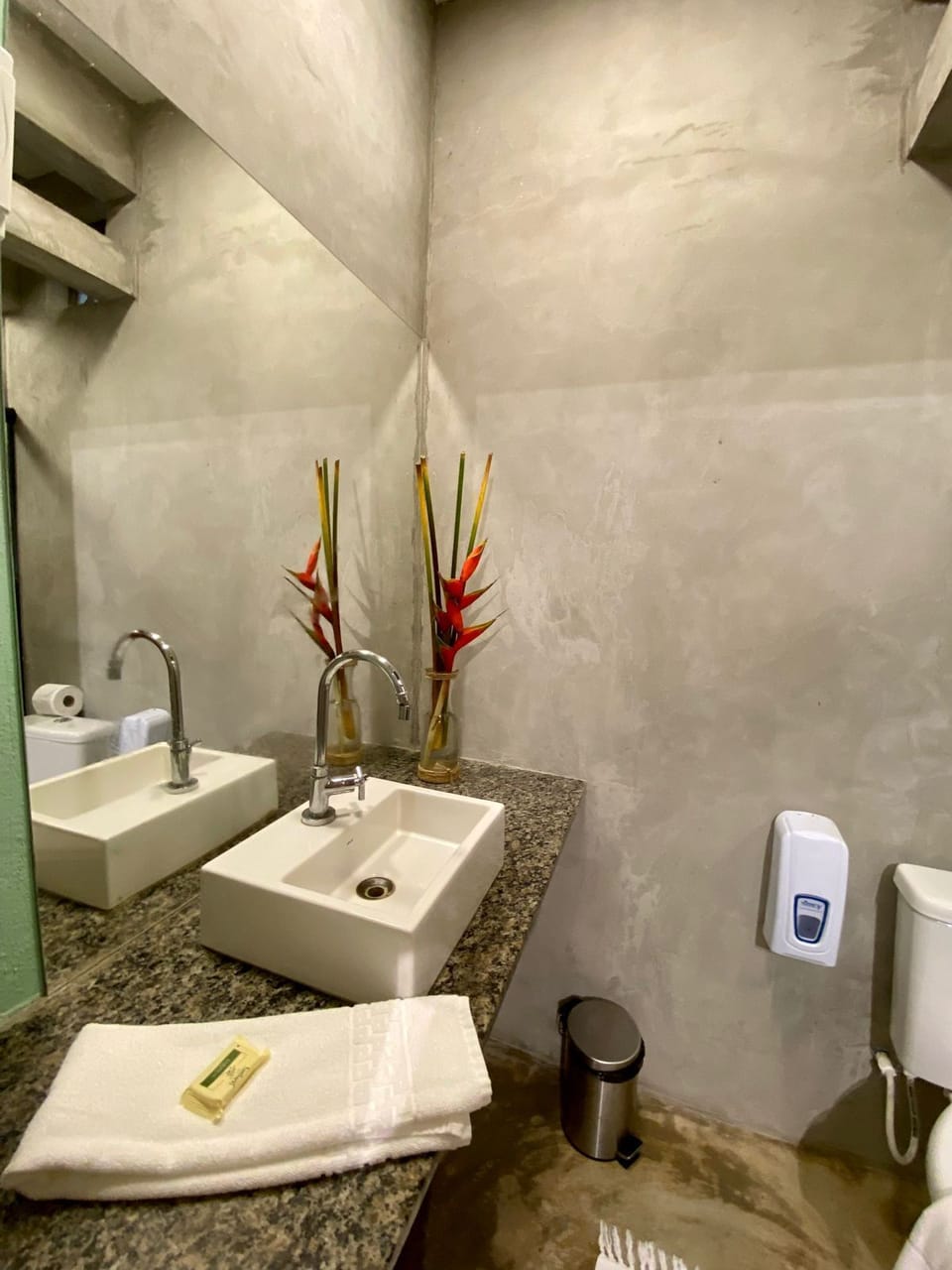 Standard Triple Room | Bathroom | Shower, free toiletries, hair dryer, towels