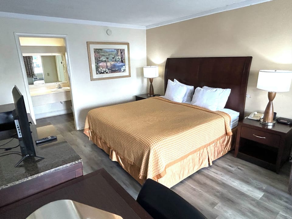 Desk, iron/ironing board, free WiFi, bed sheets