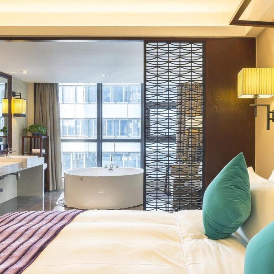 Design Room | Premium bedding, down comforters, minibar, individually decorated
