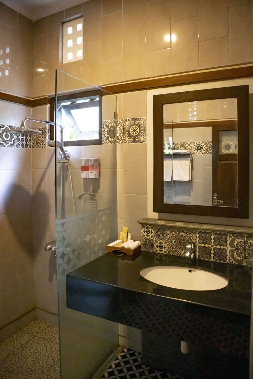 Superior Room, 1 Queen Bed | Bathroom | Shower, hair dryer, slippers, towels