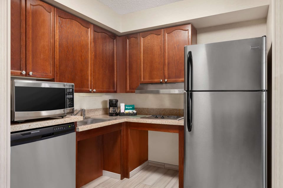 Full-size fridge, microwave, stovetop, dishwasher