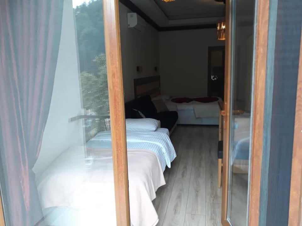 Desk, soundproofing, free WiFi, wheelchair access