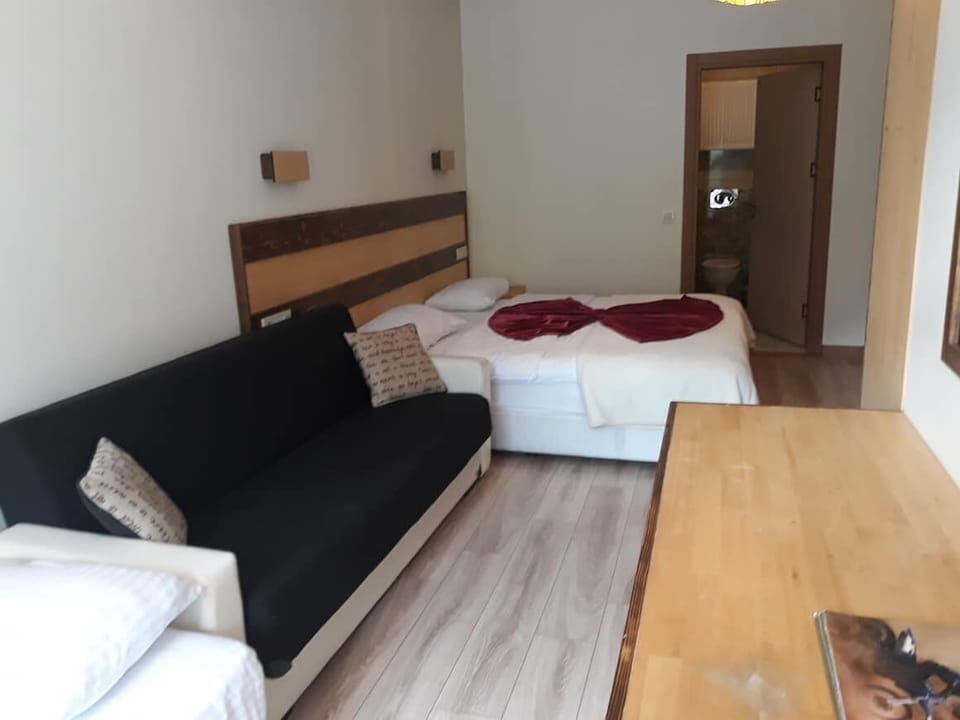Quadruple Room | Desk, soundproofing, free WiFi, wheelchair access