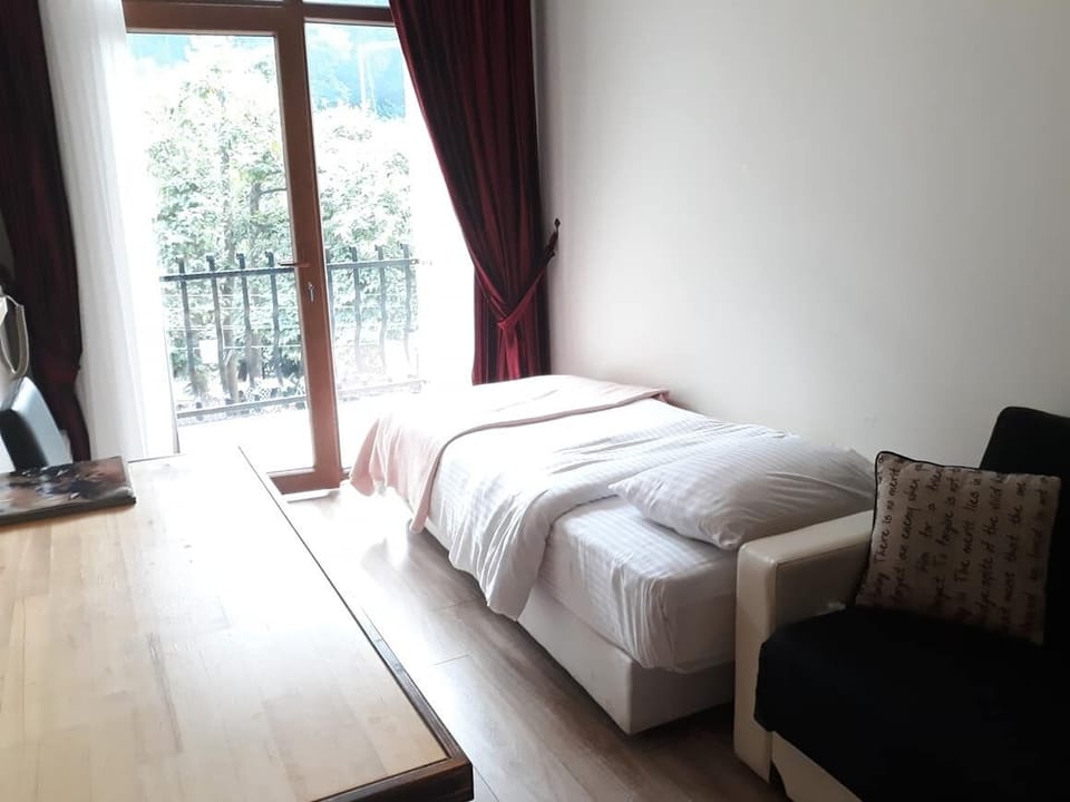 Quadruple Room | Desk, soundproofing, free WiFi, wheelchair access