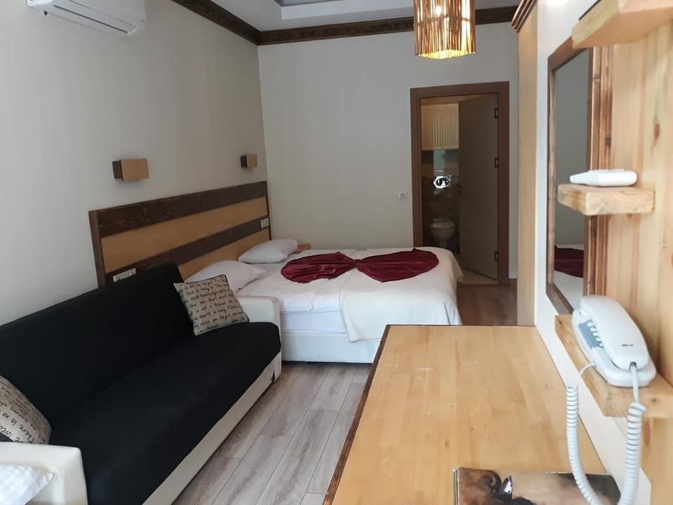 Quadruple Room | Desk, soundproofing, free WiFi, wheelchair access
