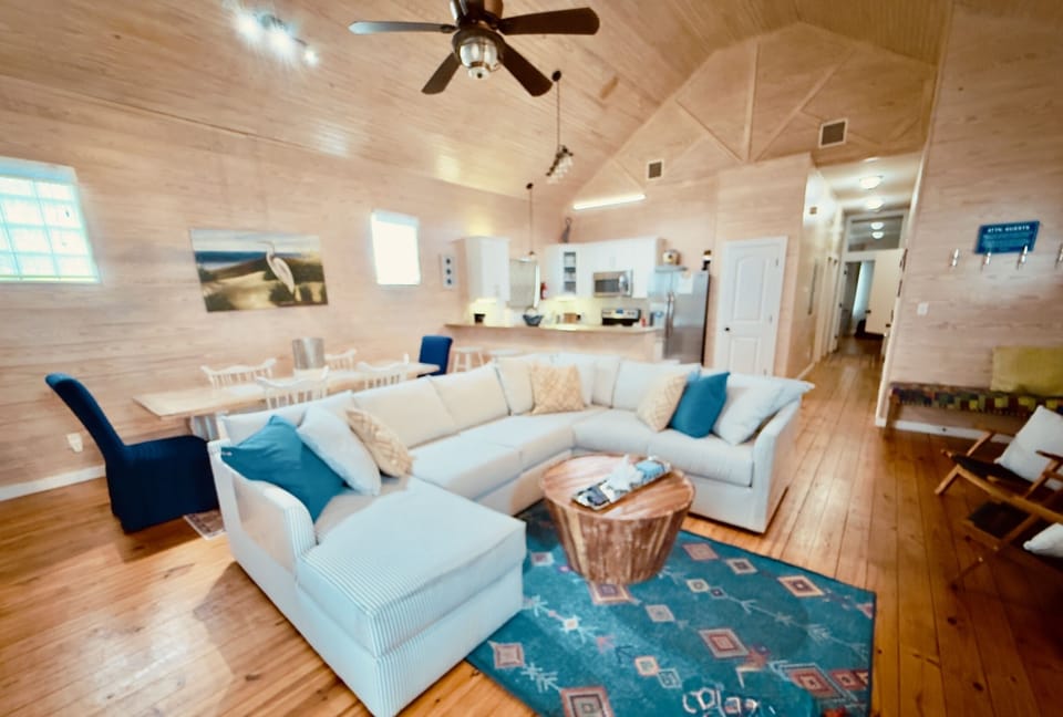 wide angle of great room (hallway to rooms)