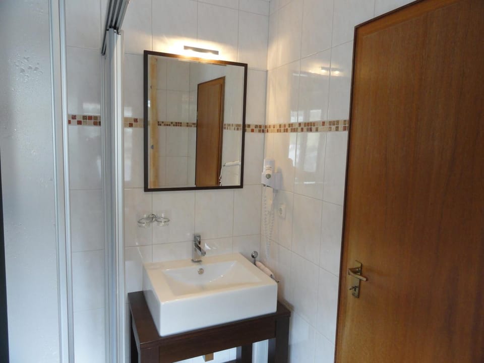 Double Room, Balcony | Bathroom | Shower, towels