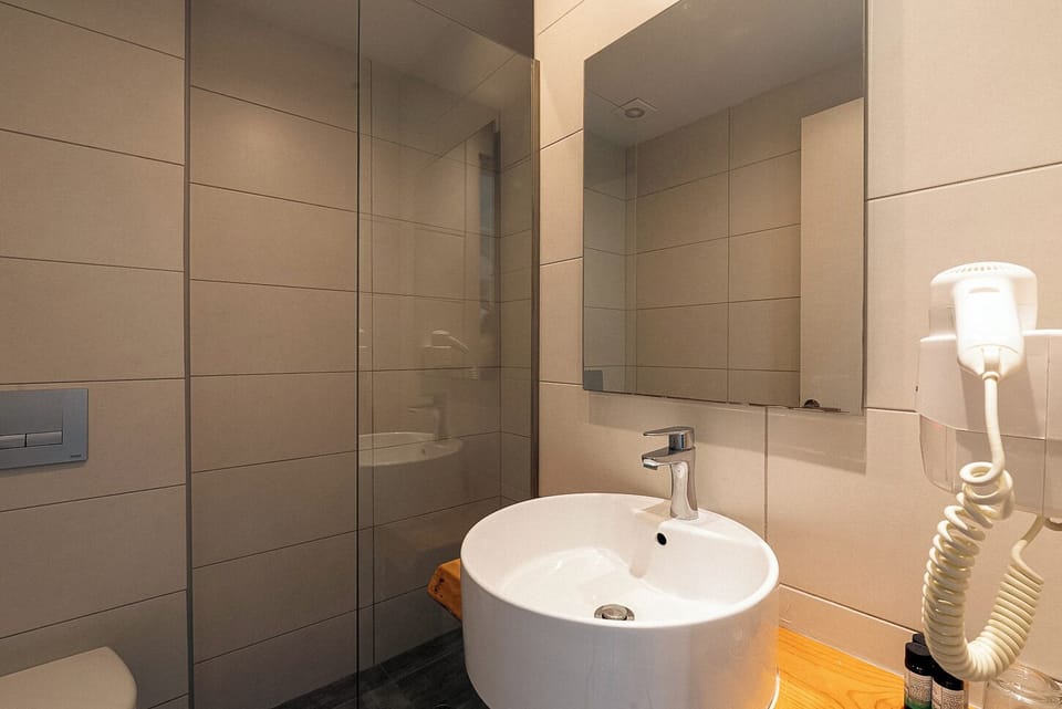 Harmony Sea View Room | Bathroom | Shower, free toiletries, hair dryer, towels
