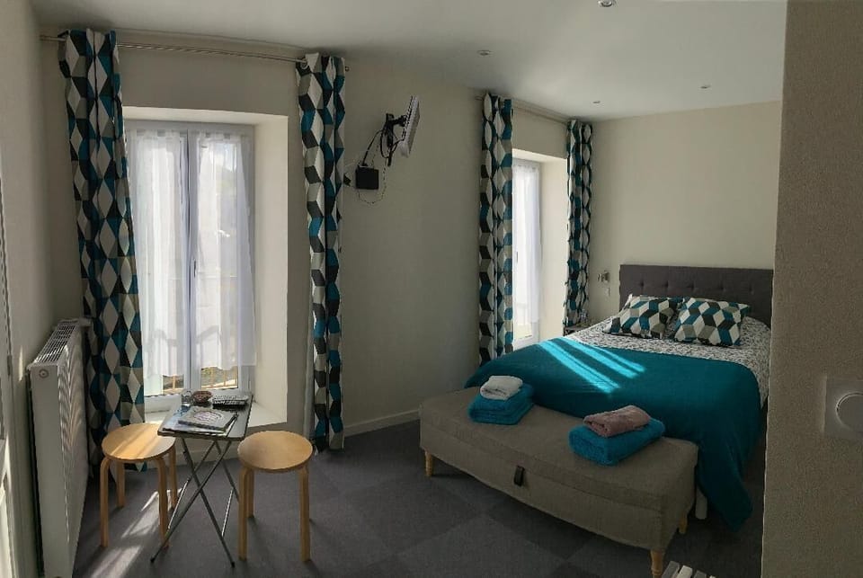 Double Room | Iron/ironing board, free cribs/infant beds, free WiFi, bed sheets