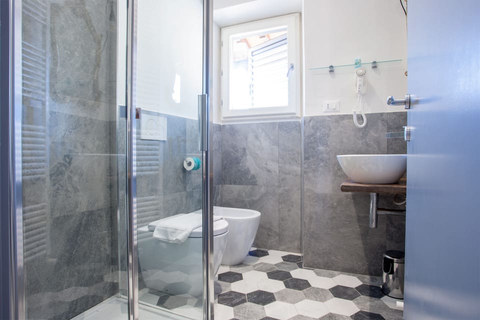 Deluxe Double or Twin Room | Bathroom | Shower, rainfall showerhead, free toiletries, hair dryer