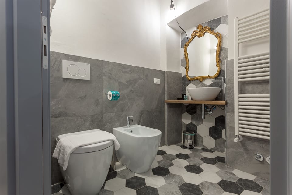 Standard Double Room | Bathroom | Shower, rainfall showerhead, free toiletries, hair dryer