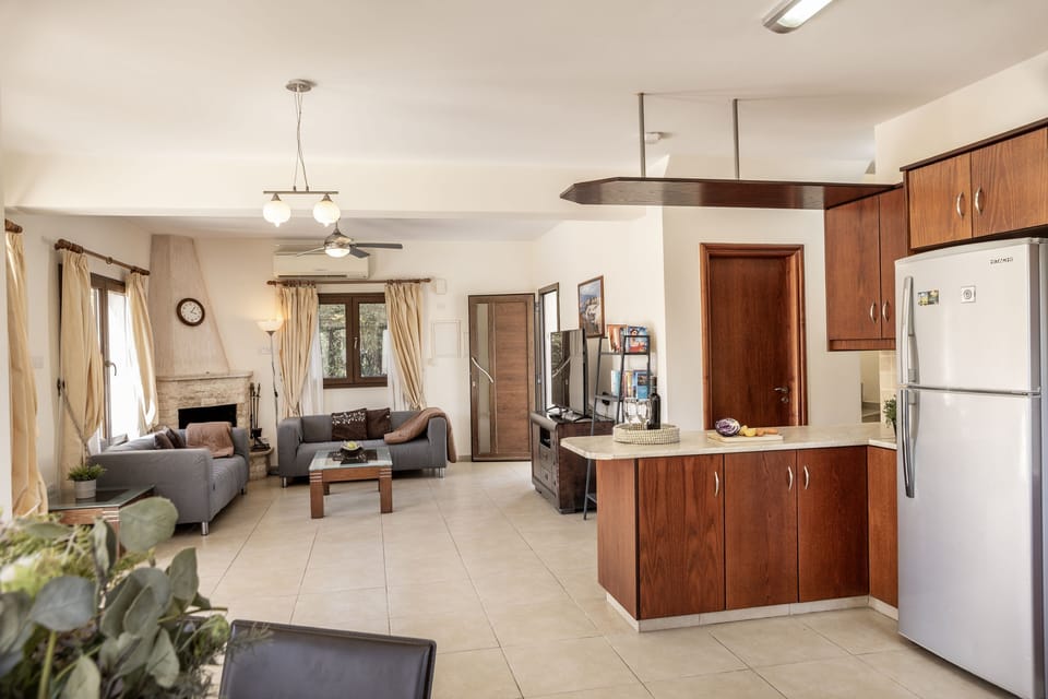 View from kitchen to the lounge