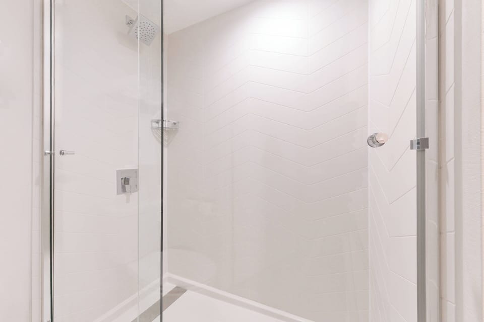Room, 1 King Bed | Bathroom | Combined shower/tub, hair dryer, towels