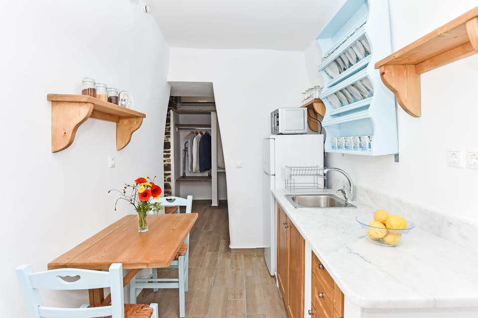 Kitchen is equiped with elect cooktop,microwave,toaster, fridge,cookimg utensils