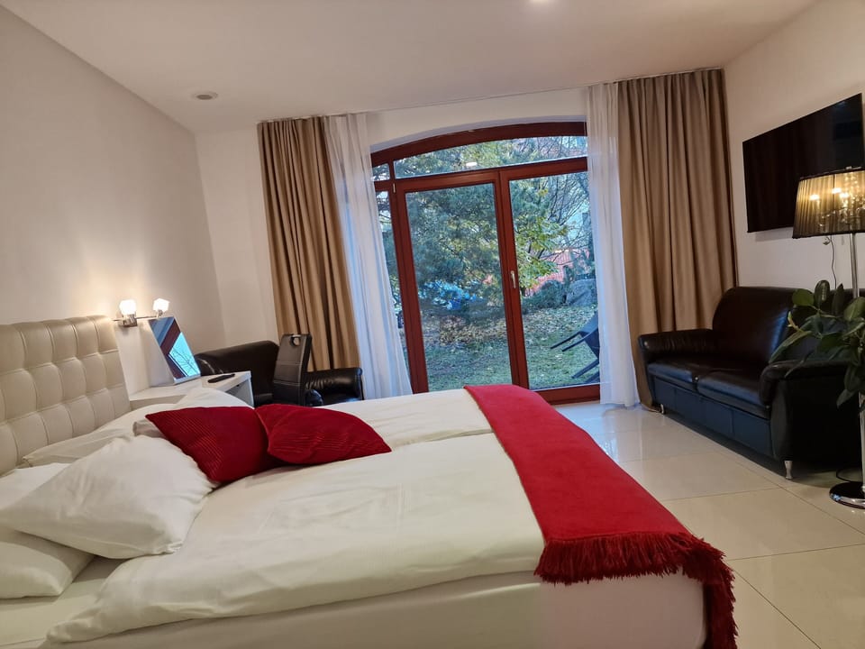 Superior Studio (Apartma z 2 spalnicama, teraso pogled) | Minibar, in-room safe, blackout drapes, soundproofing