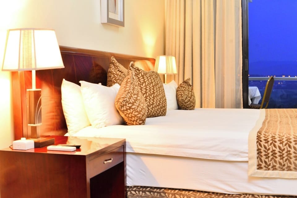 20 bedrooms, Egyptian cotton sheets, premium bedding, down comforters