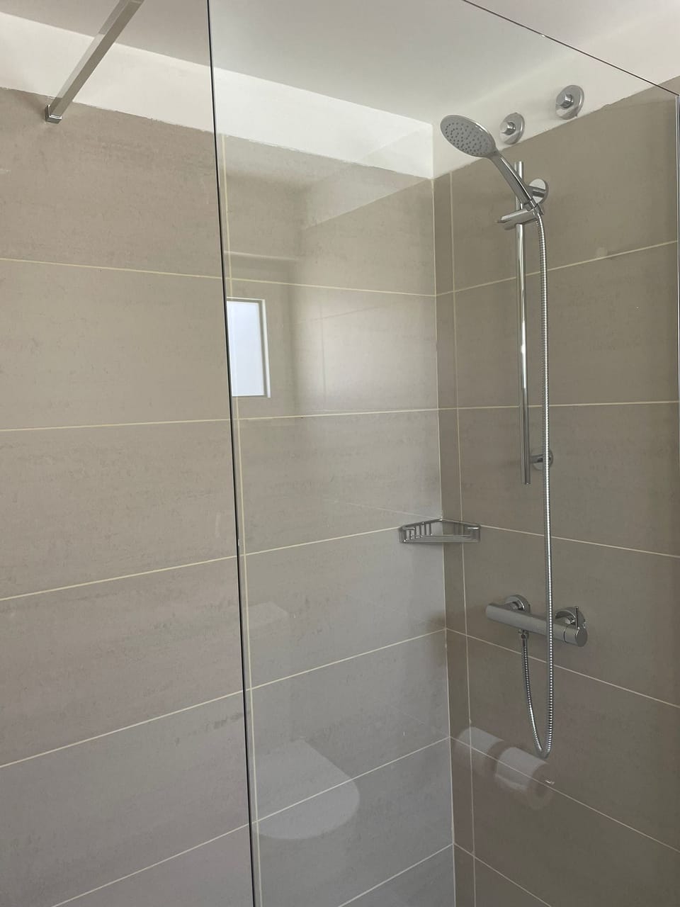 Shower, free toiletries, towels