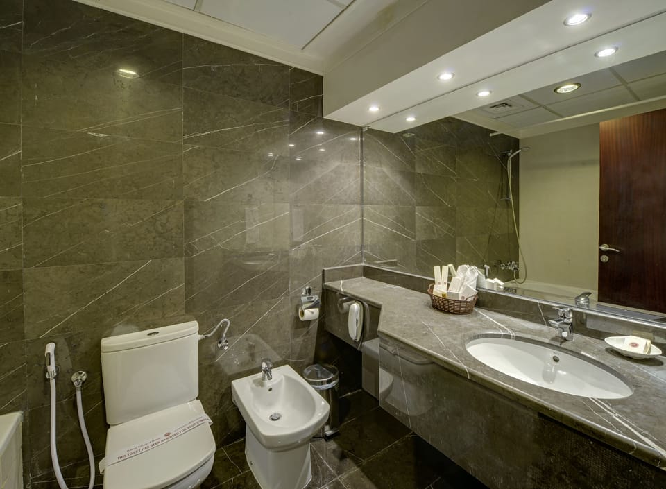 Bathtub, free toiletries, hair dryer, slippers
