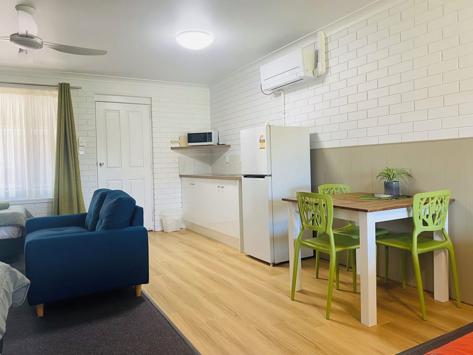 Studio | Private kitchen | Coffee/tea maker, fridge, microwave, stovetop