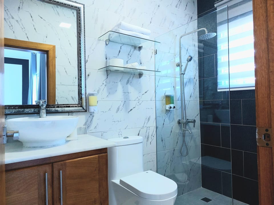 Premium Double Room, 1 King Bed, Pool View | Bathroom | Shower, rainfall showerhead, free toiletries, hair dryer