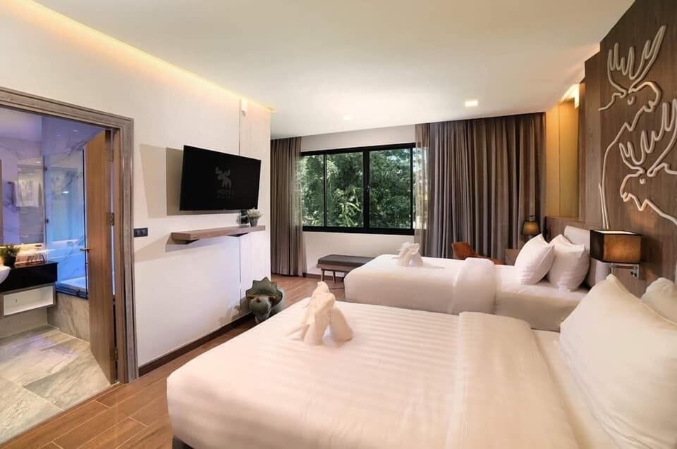 Premium bedding, in-room safe, desk, blackout drapes