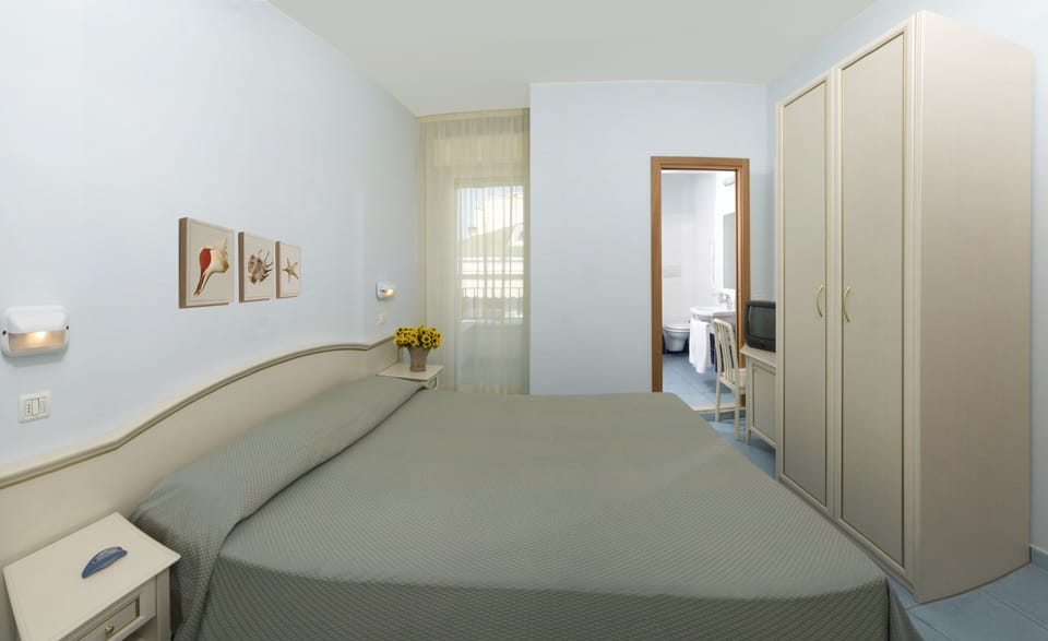 Double or Twin Room | In-room safe, desk, blackout drapes, soundproofing
