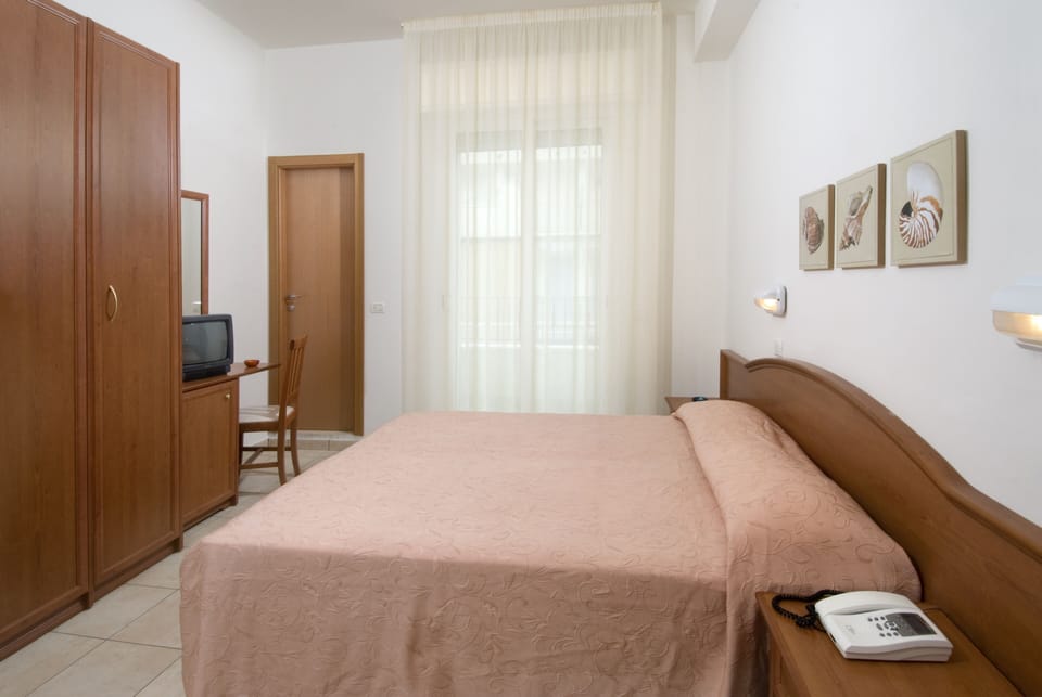 Quadruple Room | In-room safe, desk, blackout drapes, soundproofing