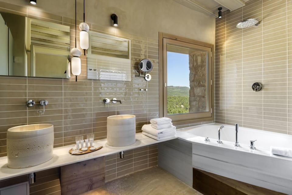 Combined shower/tub, deep soaking tub, free toiletries, hair dryer