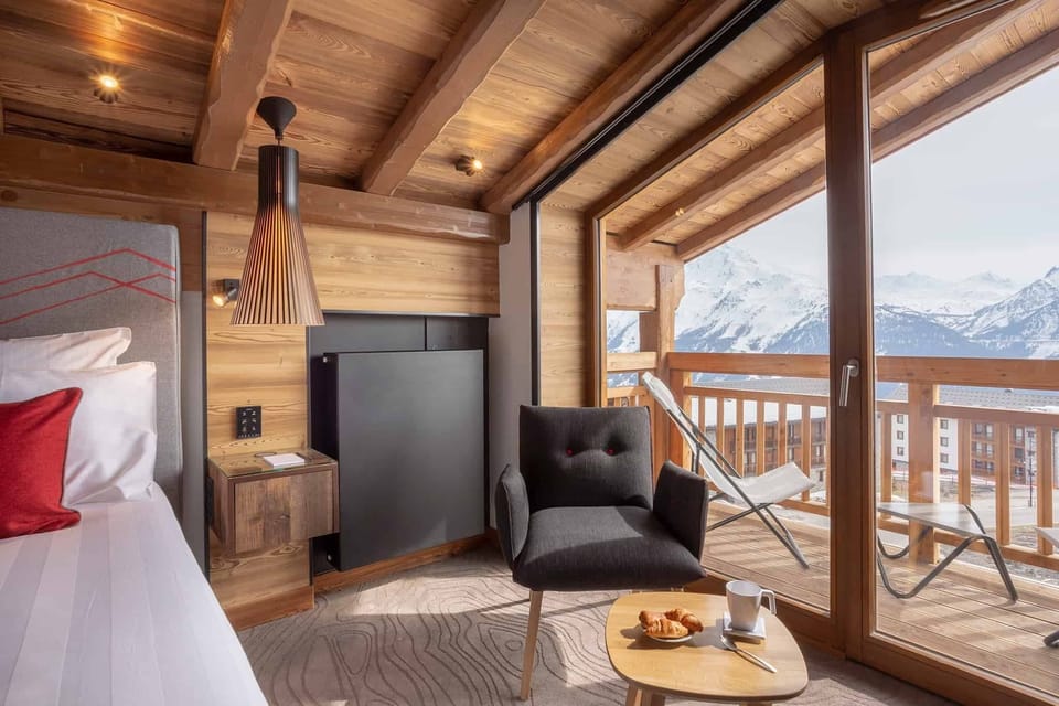 Superior Room | Living area | Flat-screen TV