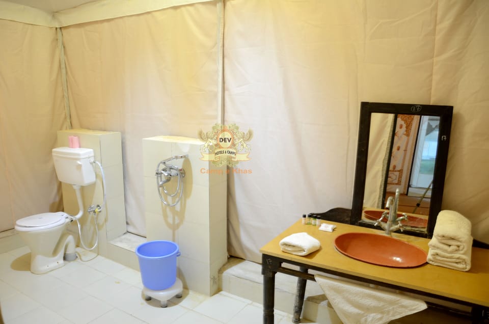 Luxury Tent | Bathroom | Shower, rainfall showerhead, free toiletries, towels