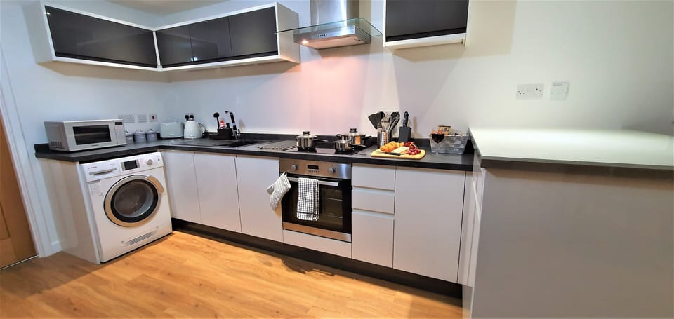 Full view of Kitchenette including all utencils