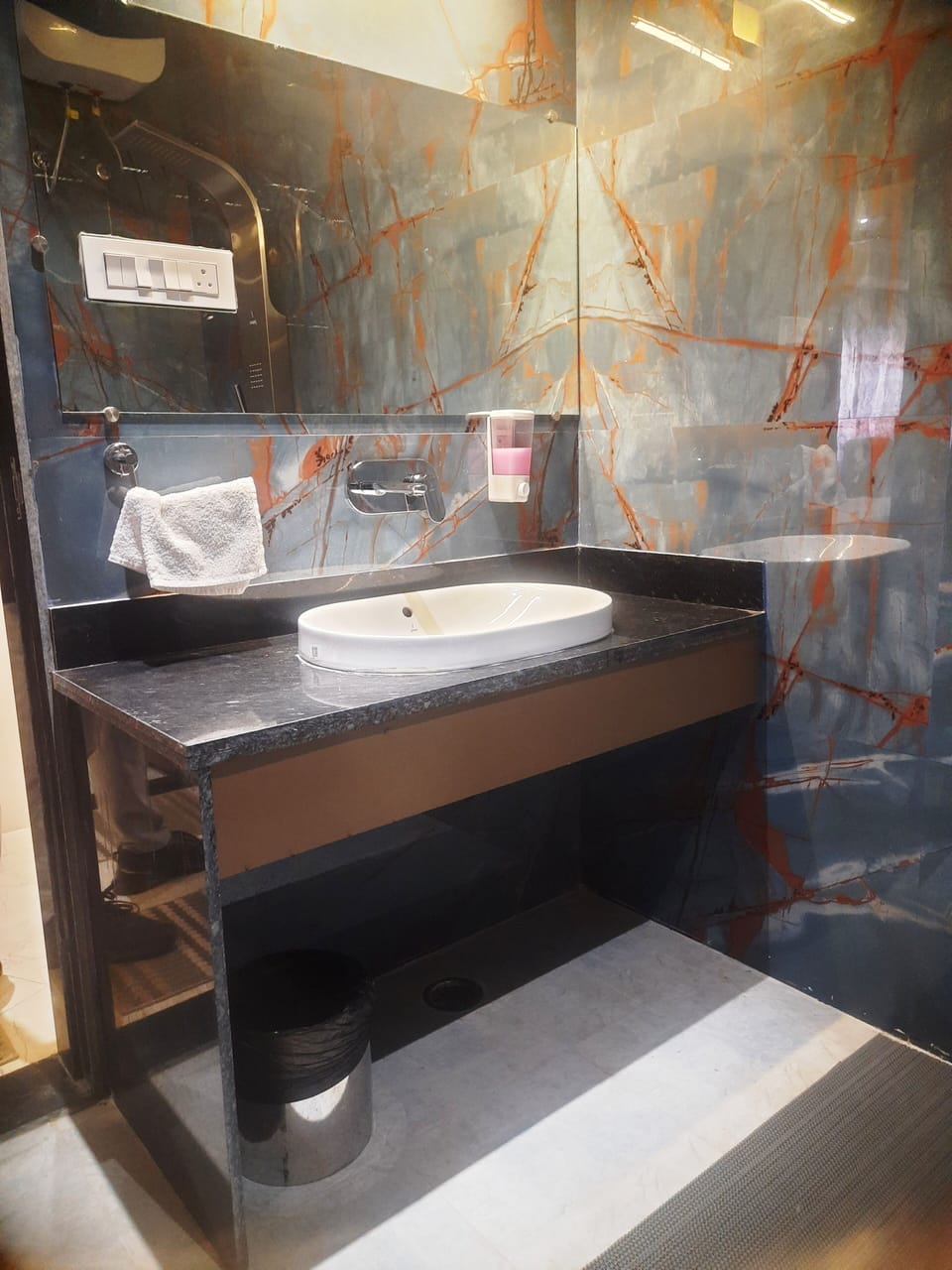 Luxury Double Room, 2 Bedrooms, Executive Level | Bathroom | Shower, free toiletries, towels