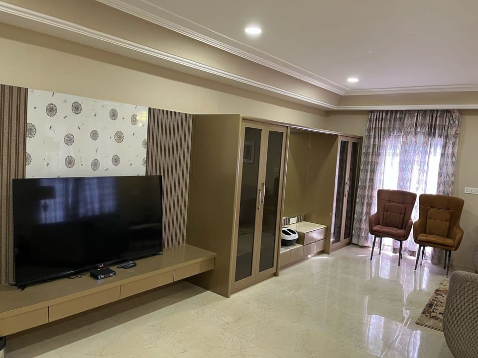 Basic Studio Suite | Living area | 40-inch LCD TV with cable channels, fireplace