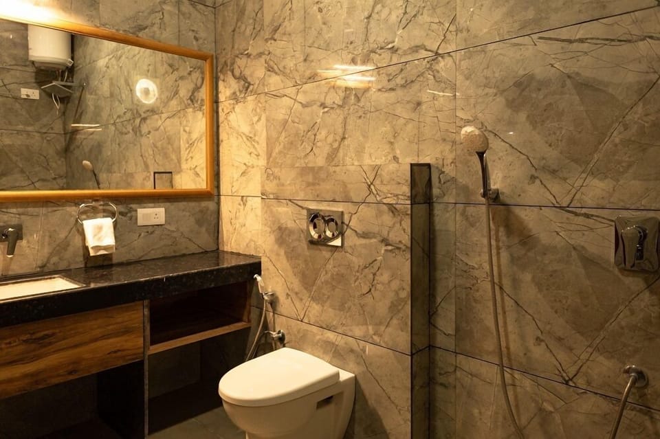Luxury Room | Bathroom | Shower, free toiletries, towels