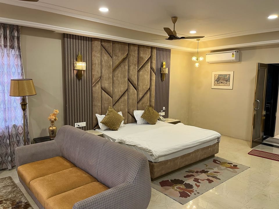 Basic Studio Suite | Living area | 40-inch LCD TV with cable channels, fireplace