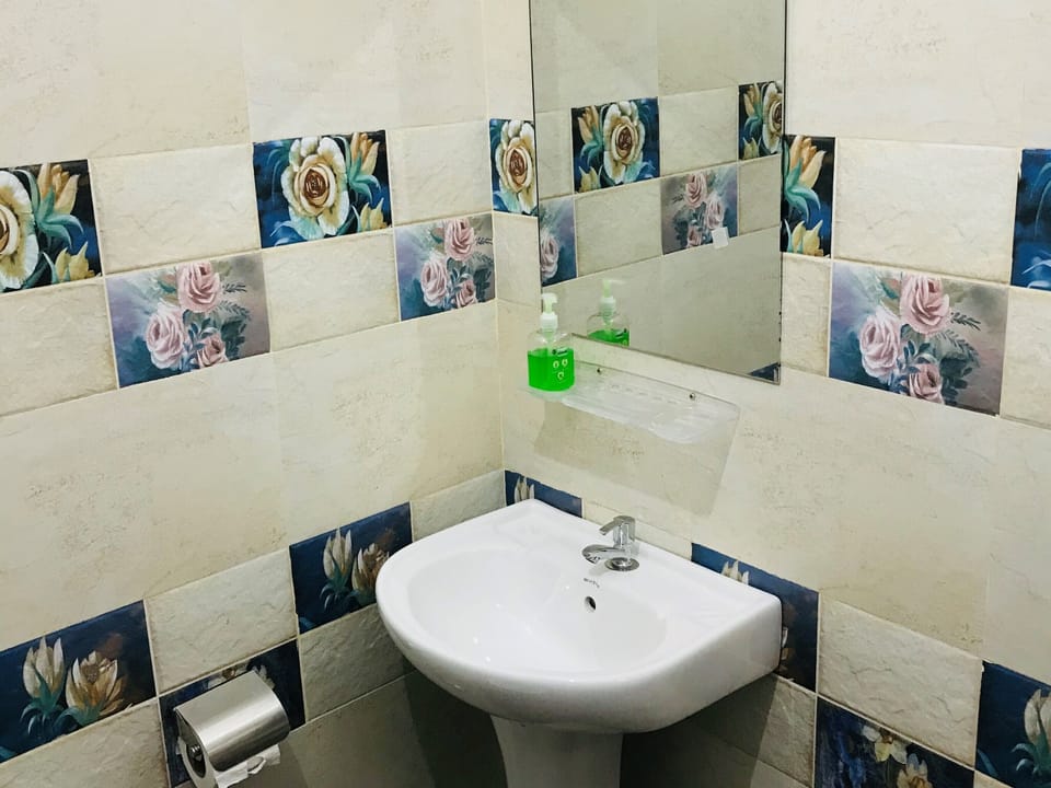 Deluxe Room | Bathroom | Shower, slippers, towels