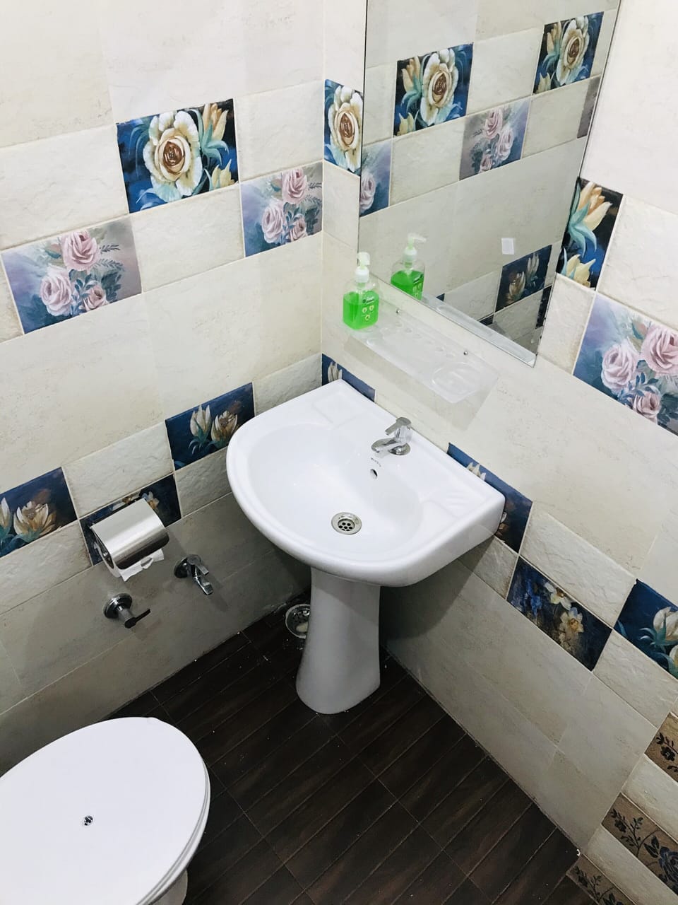 Deluxe Room | Bathroom | Shower, slippers, towels
