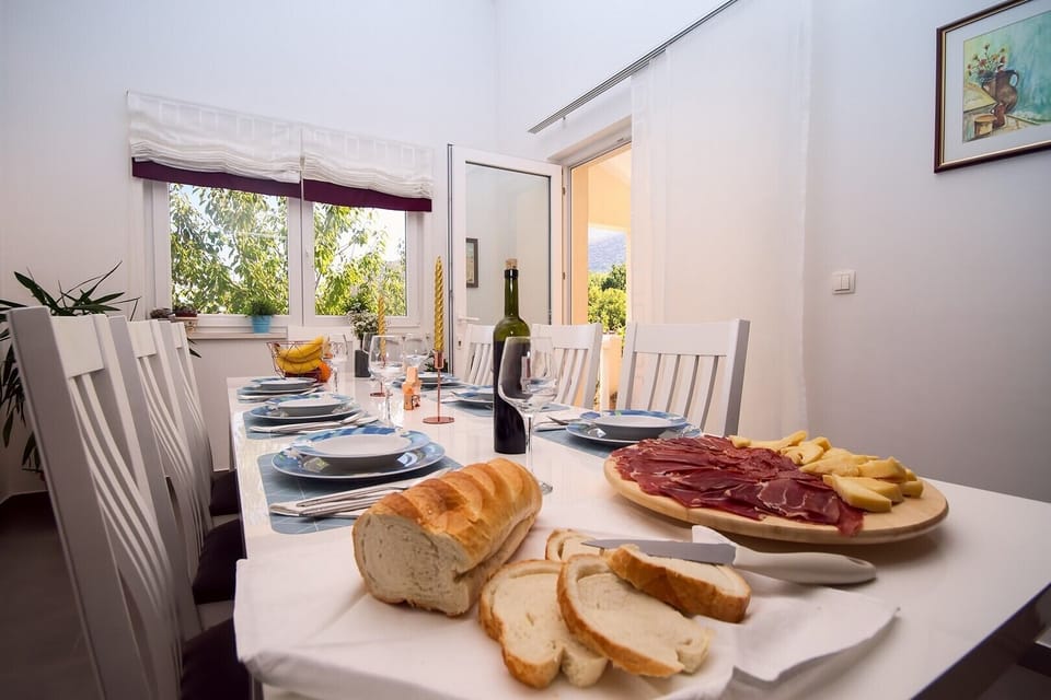 Spacious dining area with direct exit to the outdoor dining