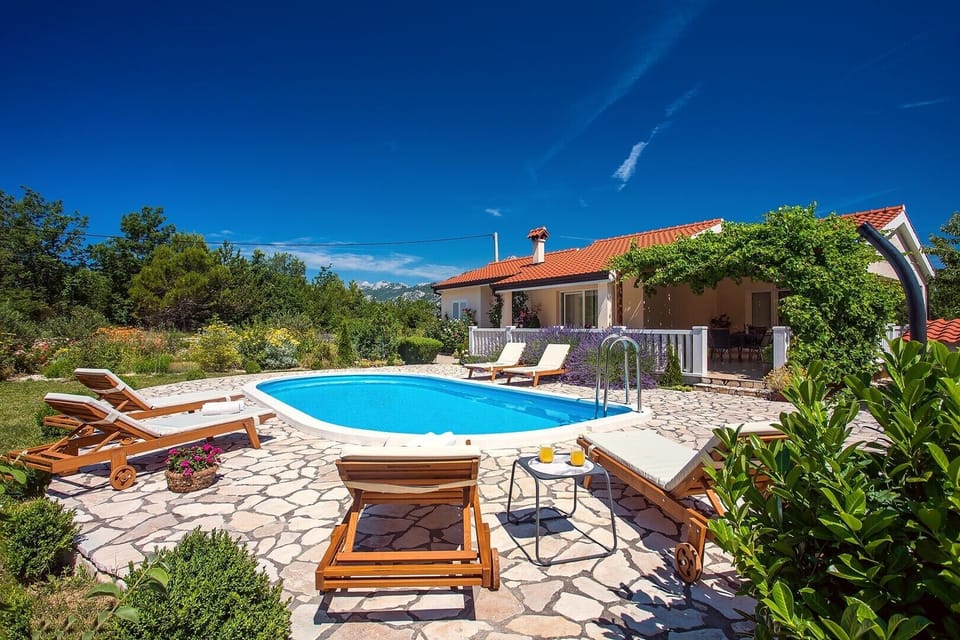 Modern 130m2 villa with private pool free wifi and 3 bedrooms, 8 people