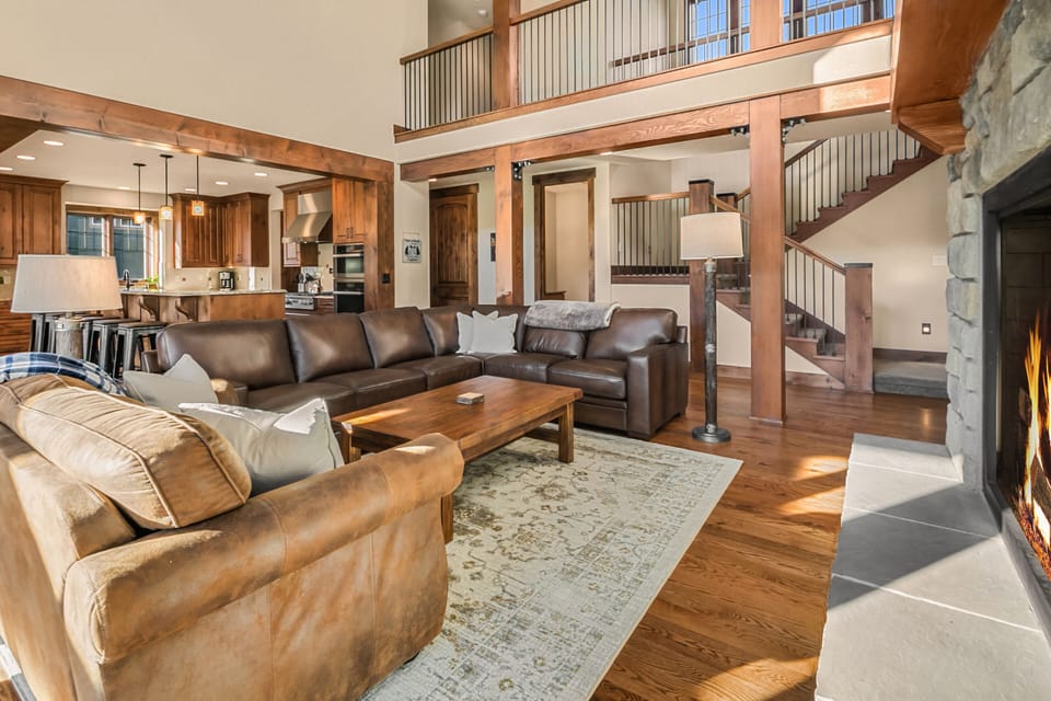 Swiftwater Lodge - Plenty of seating on the living room leather couches.