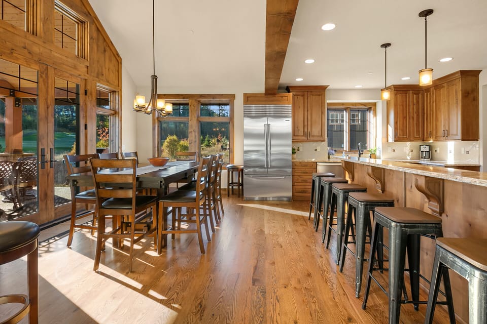 Swiftwater Lodge - Seating for 14 between the dining table and kitchen bar.