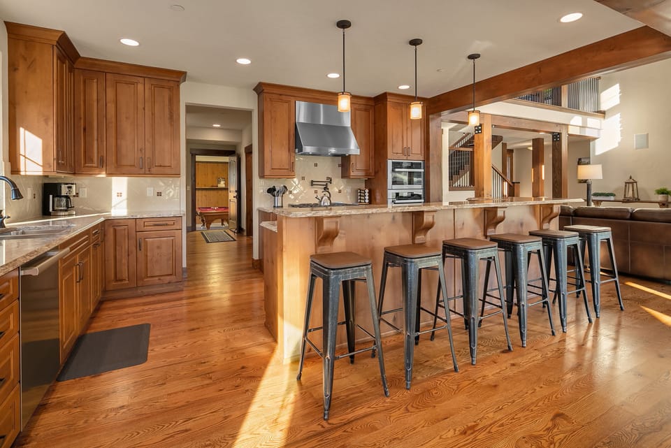 Swiftwater Lodge - Large kitchen with a 12 foot eating bar.