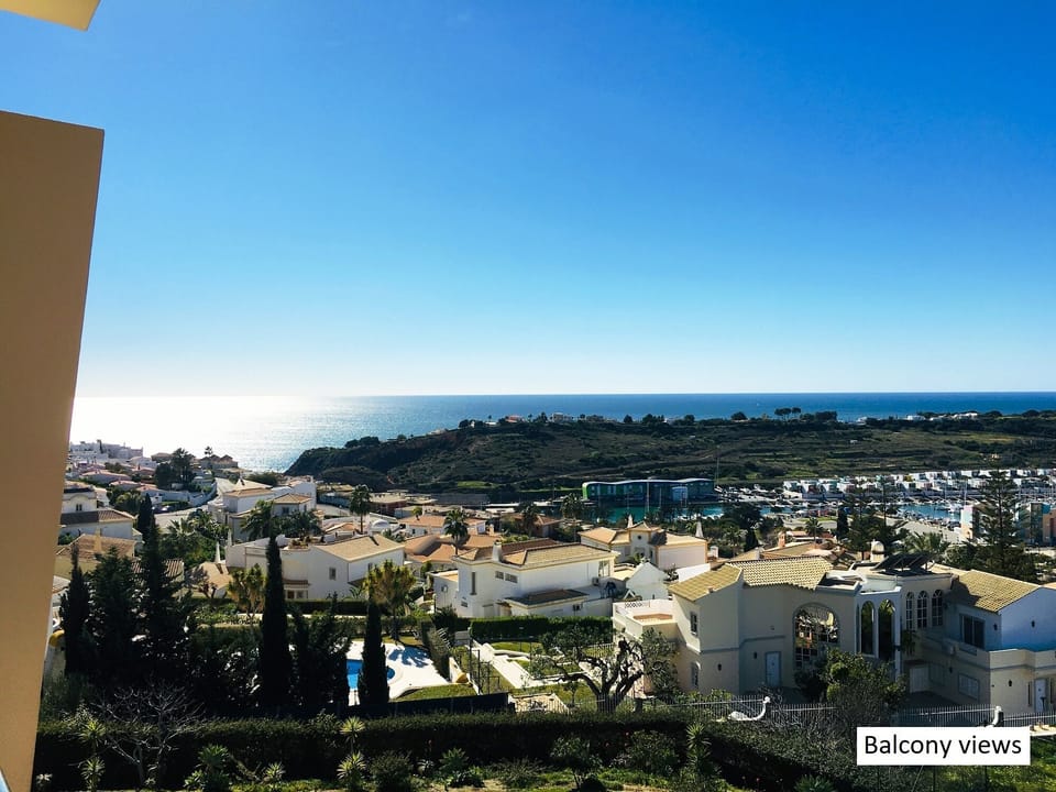 T1 +1 apartment, refurbished, beautiful view of the sea and harbor, wifi & a / c Apartment in Guia