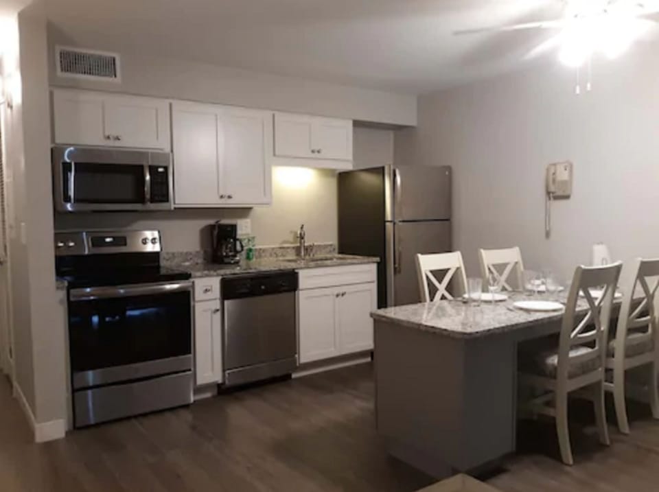 Suite, 1 King Bed with Sofa bed | Private kitchen | Oven, stovetop, dishwasher, coffee/tea maker