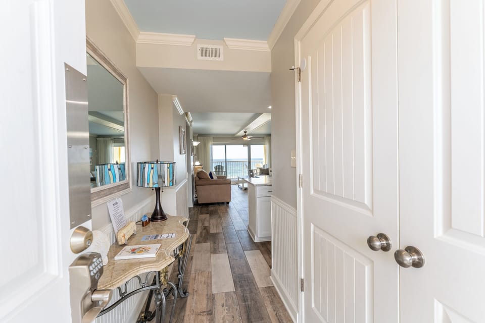 Entrance,
Beautiful views of the ocean as soon as you enter! 