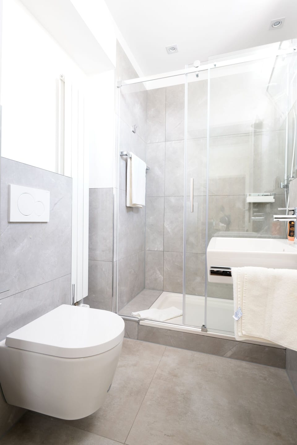 Deluxe Double Room | Bathroom | Hair dryer, bathrobes, towels