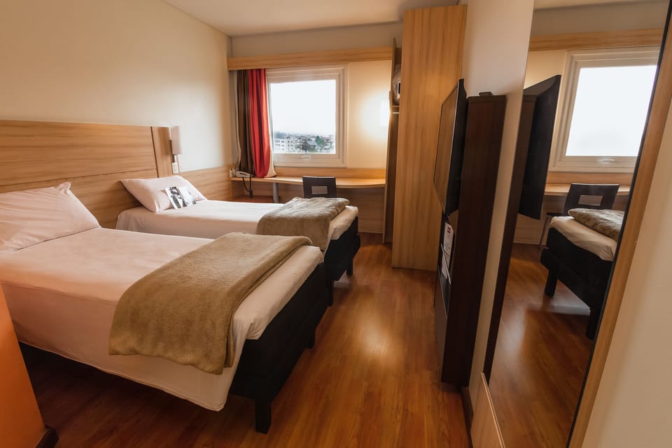 Standard Room, 2 Twin Beds | In-room safe, desk, cribs (free), WiFi (free)